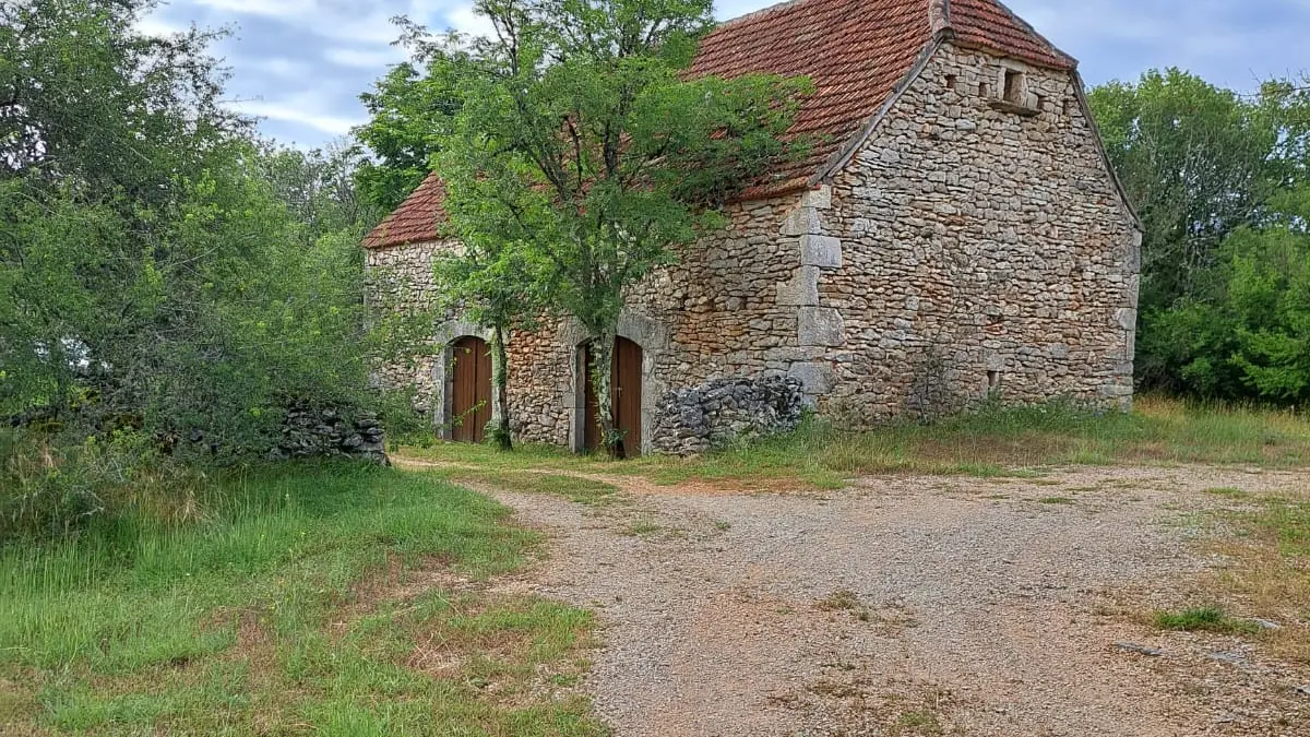 Grange et parking sur la propriété