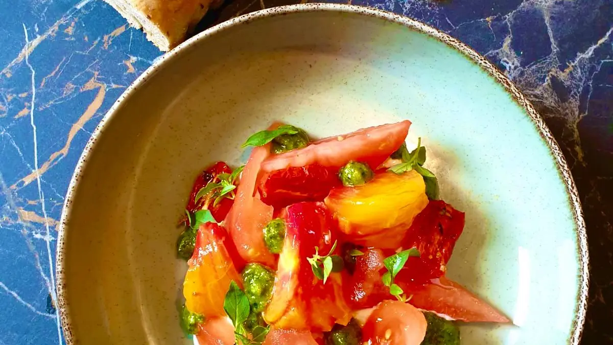 Tomates, pesto, focaccia aux olives