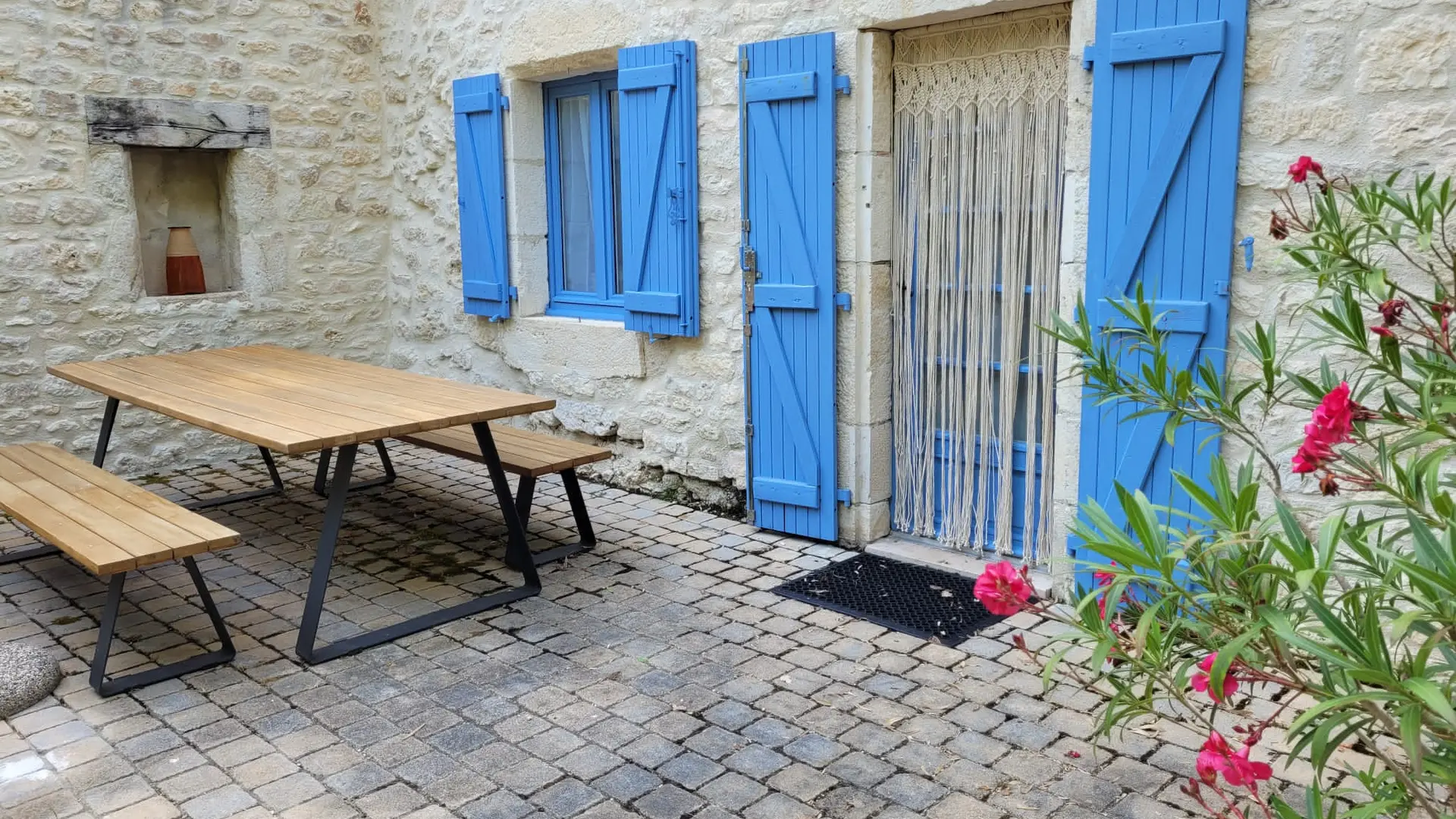 L'Oustalou, 2 pers gîte, terrasse avec table de pique-nique.