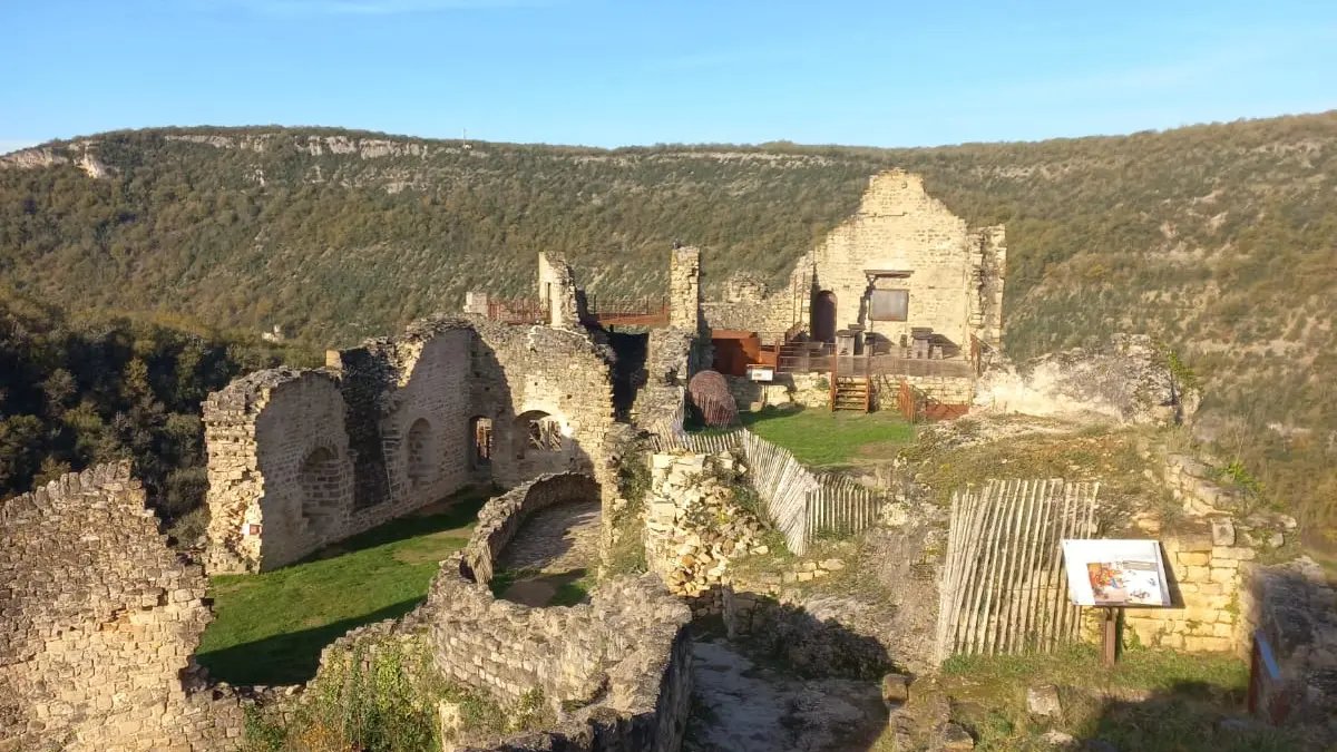 Vue de l'intérieur de la forteresse de Penne