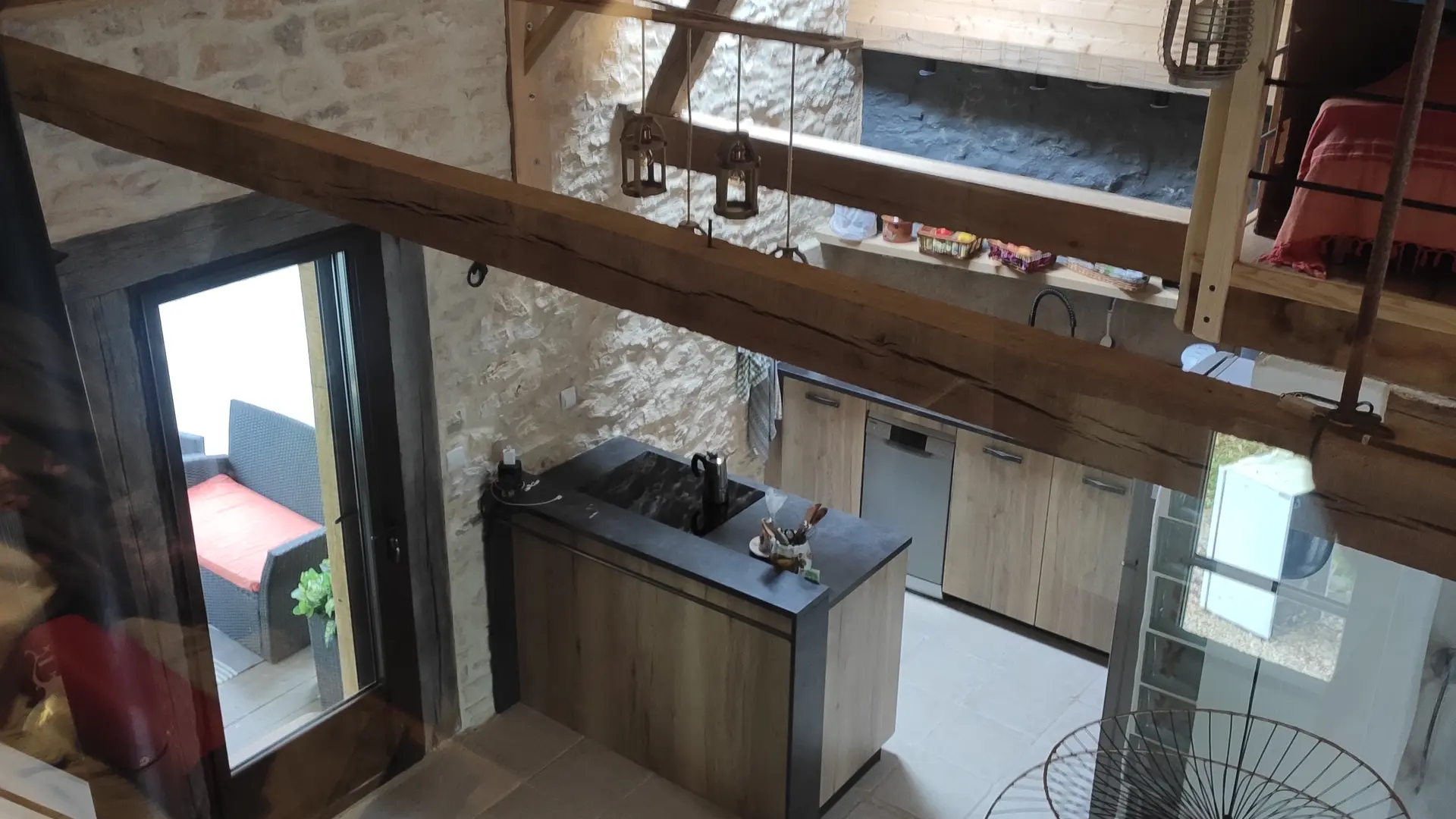Vue de la chambre la porte du séjour donnant sur la terrasse couverte