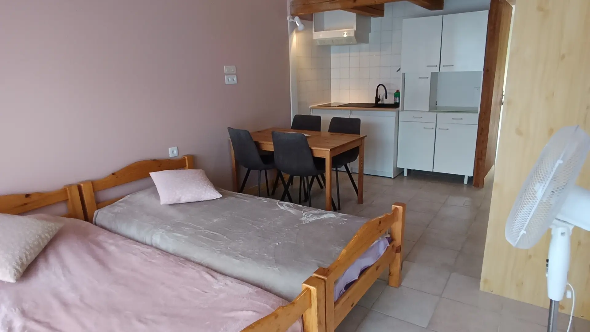 Chambre avec deux lits de 90 , séjour cuisine