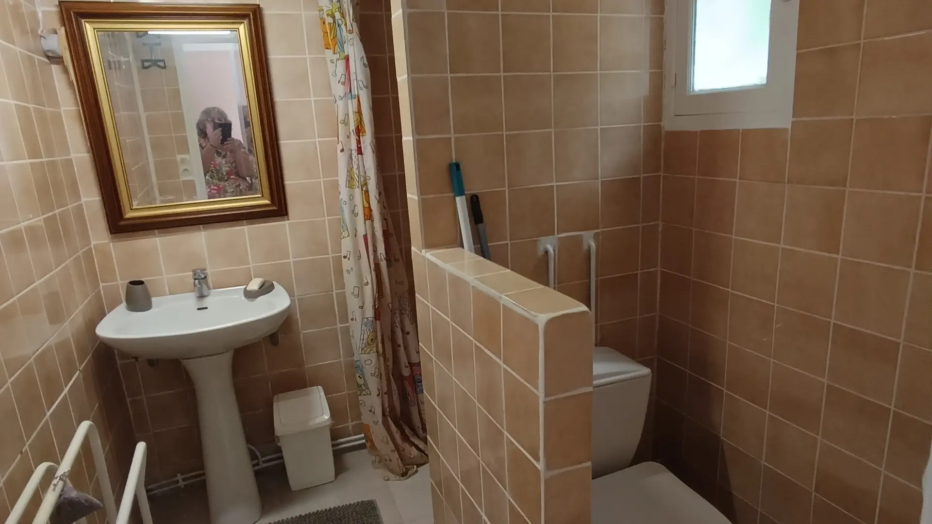 Salle d'eau avec douche à l'italienne , lavabo et wc