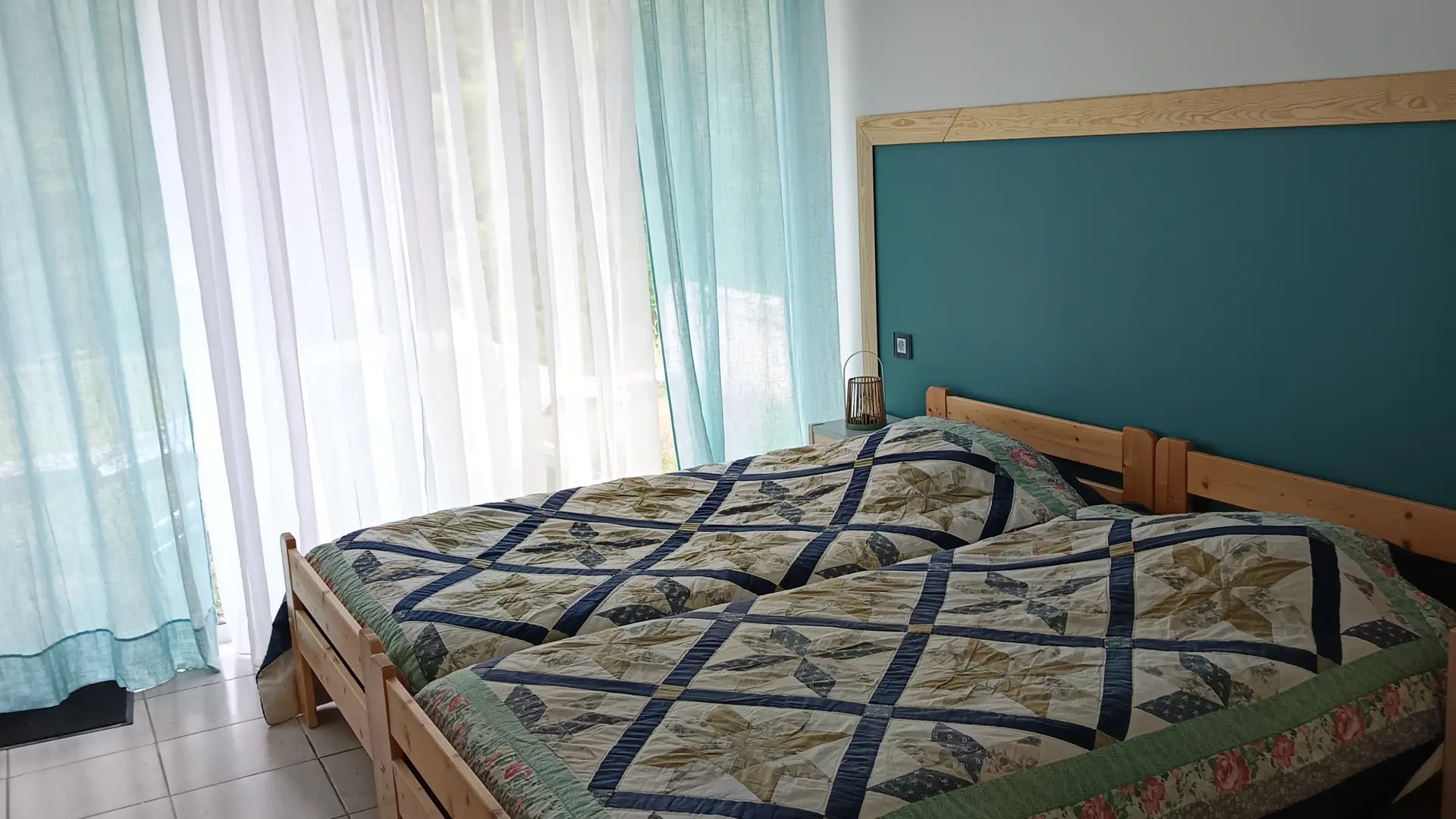 Chambre avec deux lits de 90