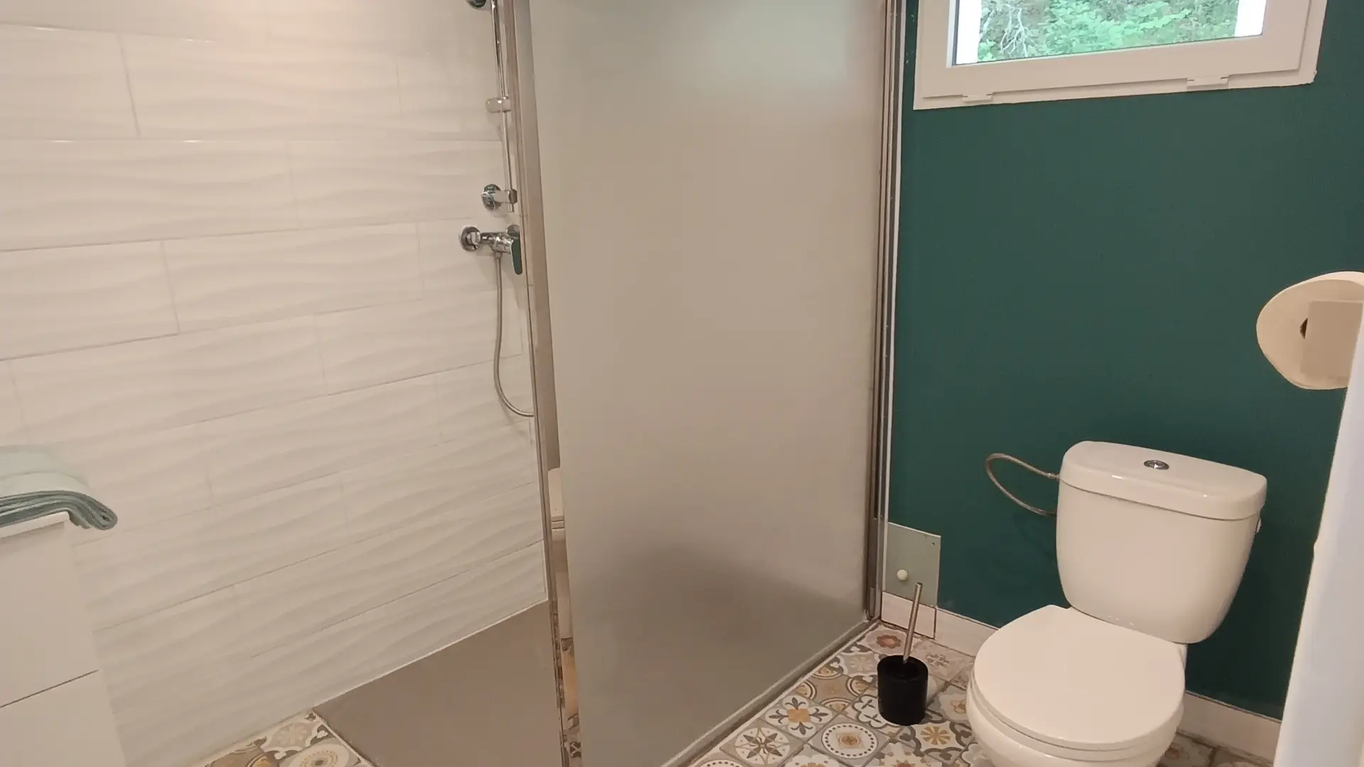 Salle de bain ,douche à l'italienne ,lavabo , wc