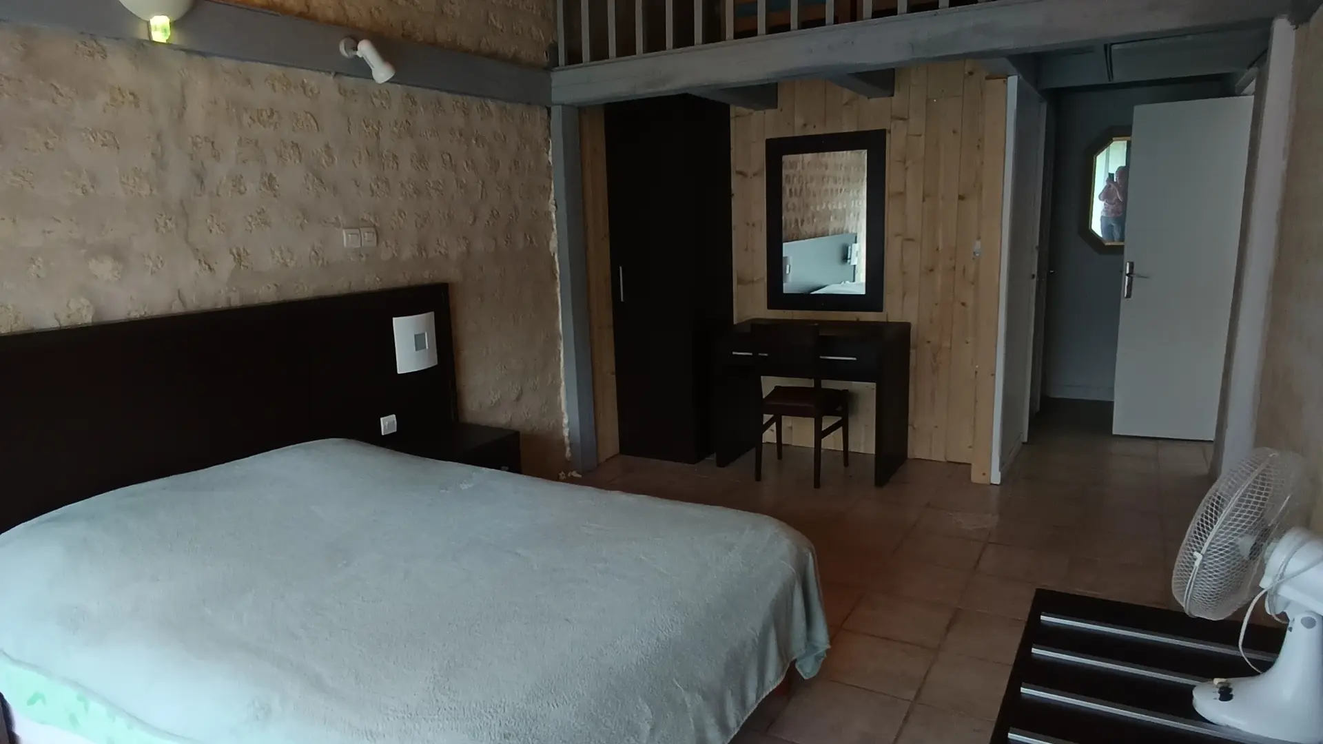 Chambre avec lit double
