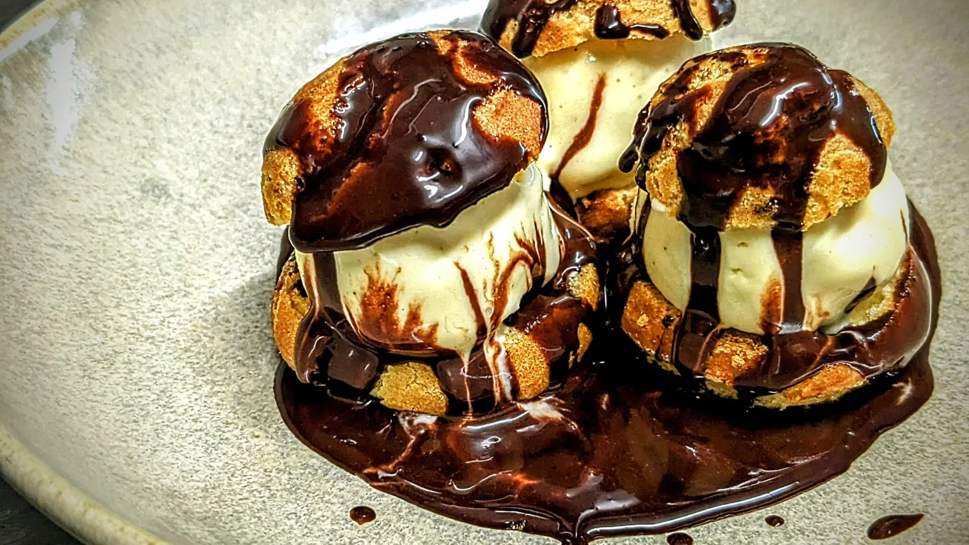 Profiteroles, sauce chocolat épicée