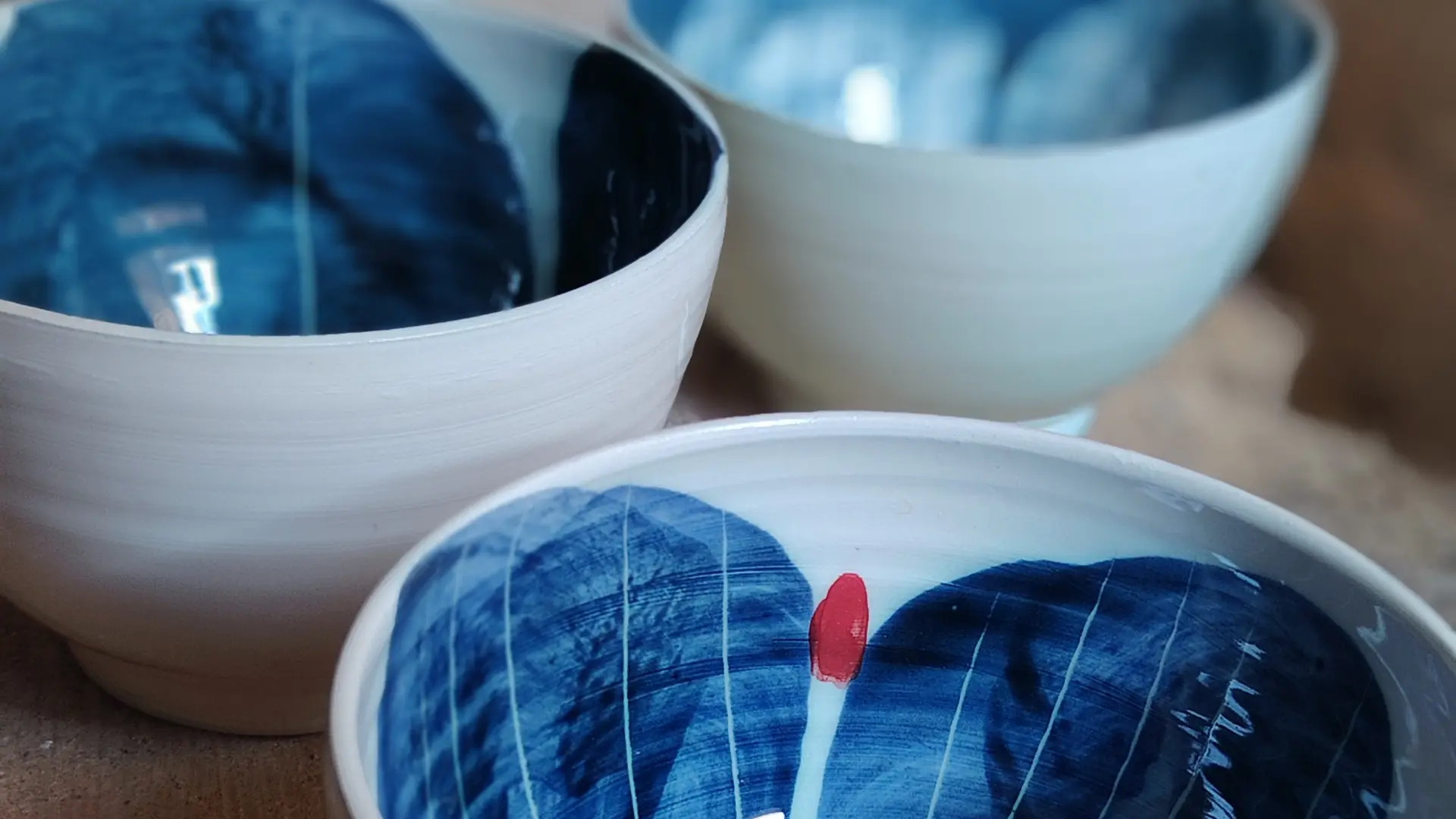 faïence blanche et fleur bleue