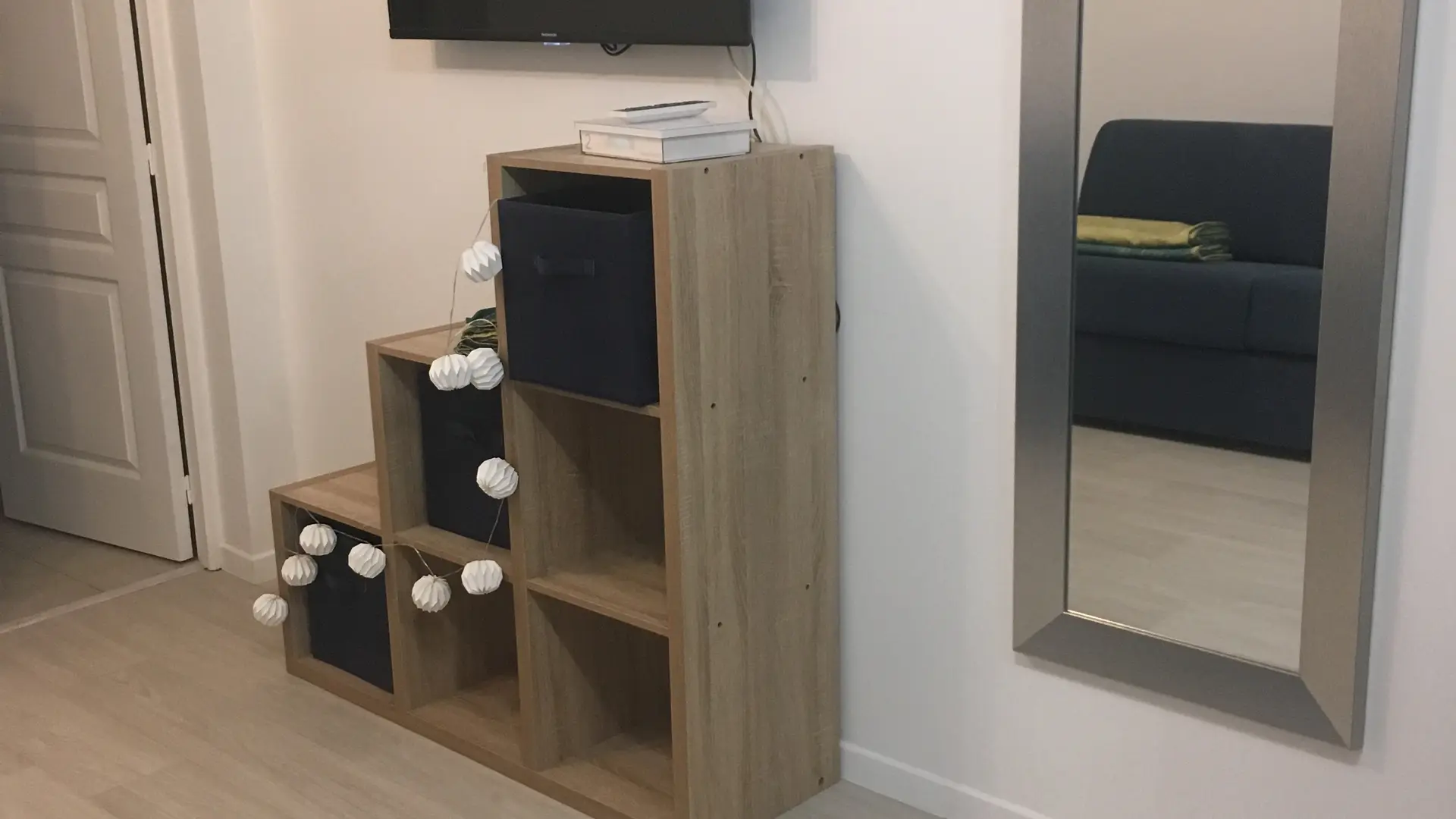 Coin rangement, miroir et TV, accès à la salle d'eau