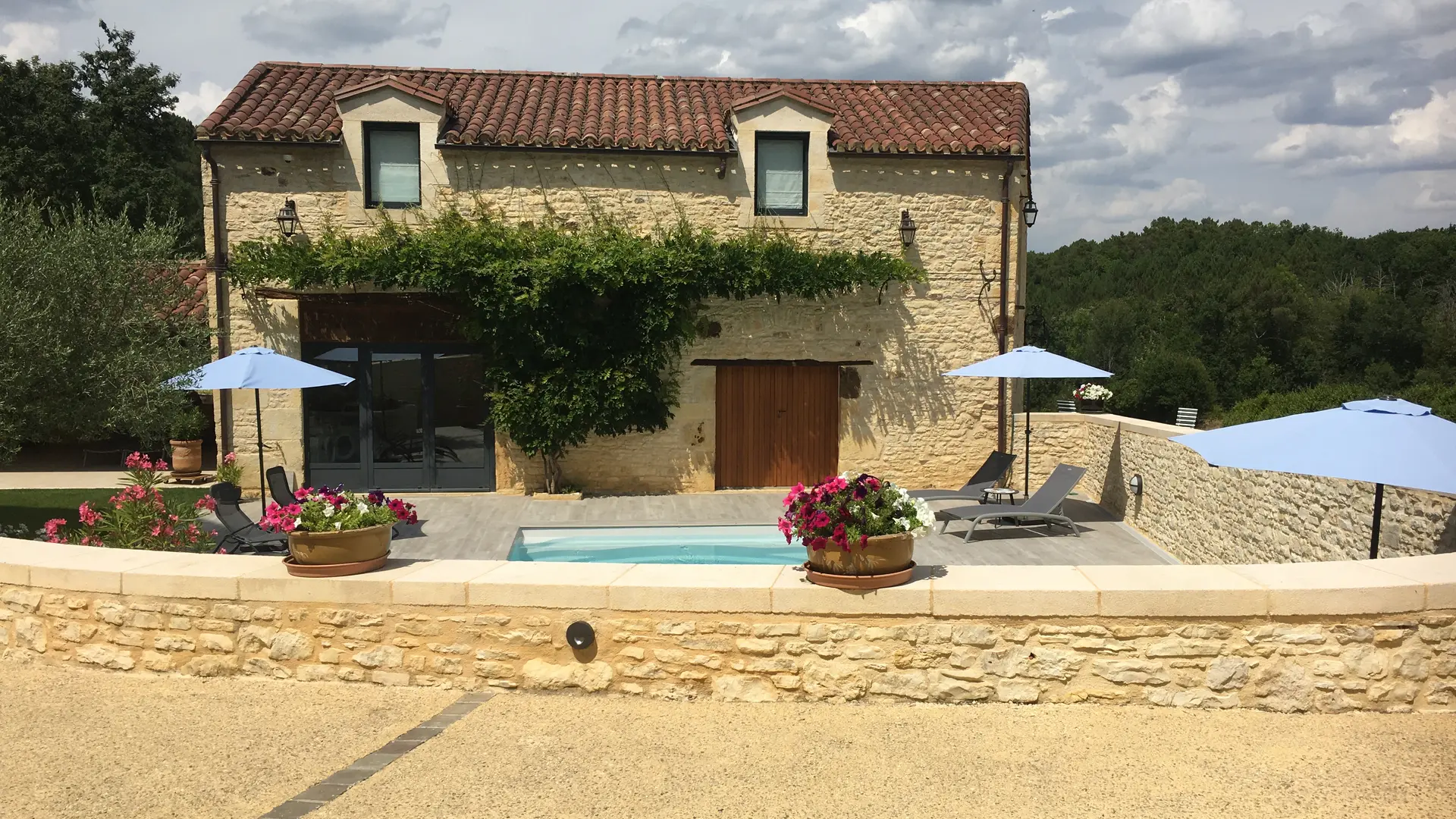 Cour intérieure, piscine au sel , chaises longues et parasols