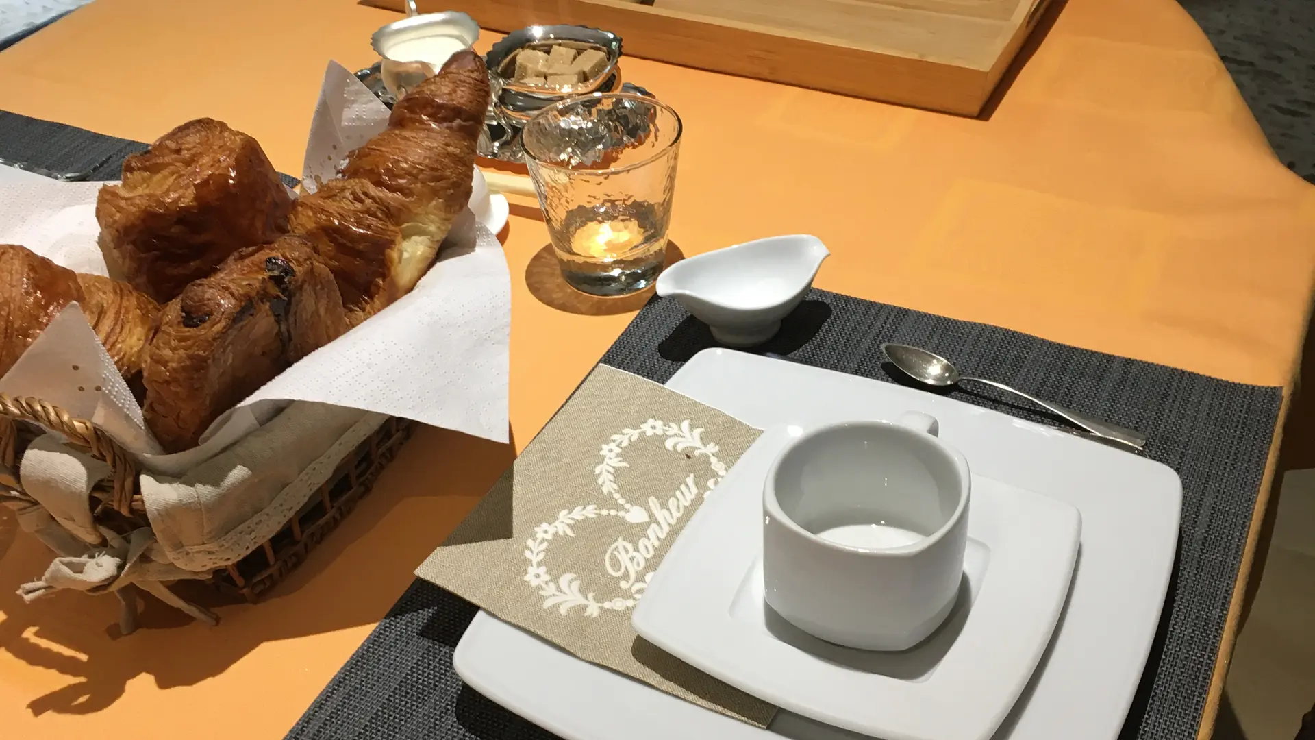 Petit-déjeuner : viennoiseries, confitures maison, thé ou café, baguette