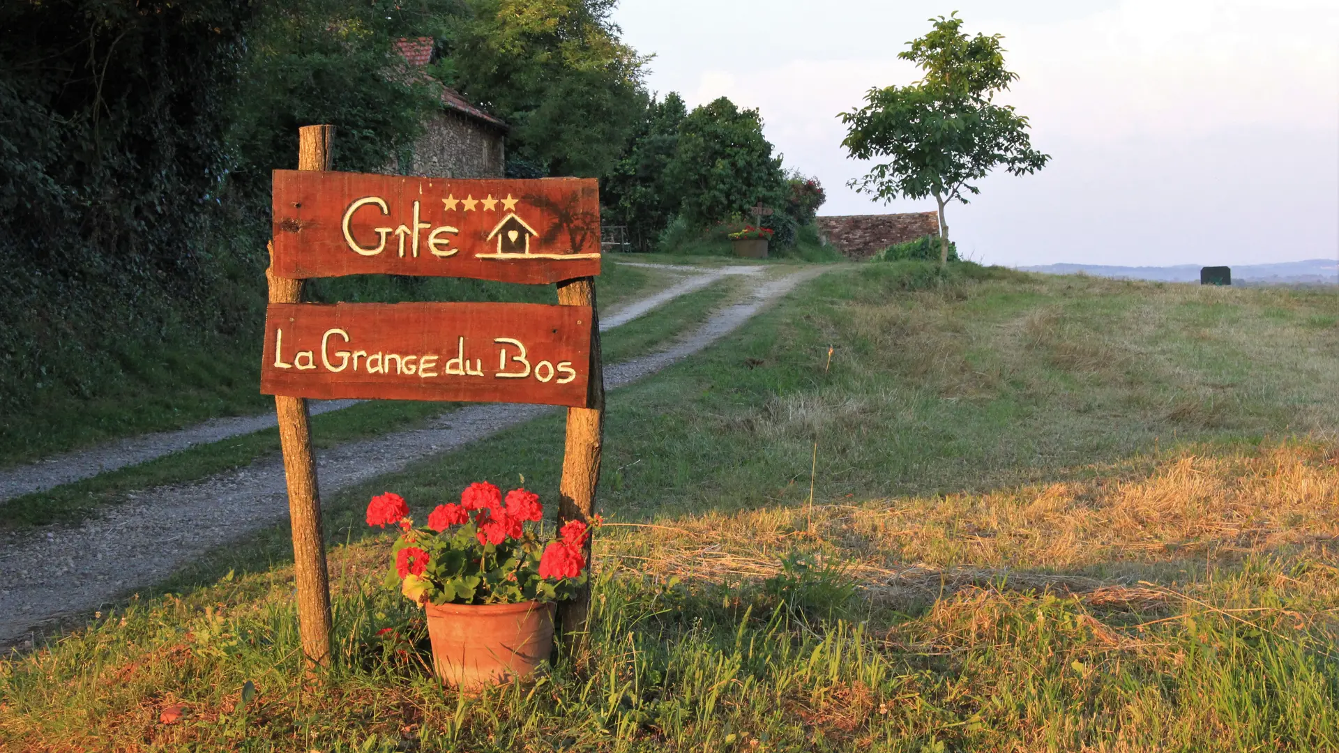 Entrée du chemin de 100 m vers le gite. Calme et sécurité.