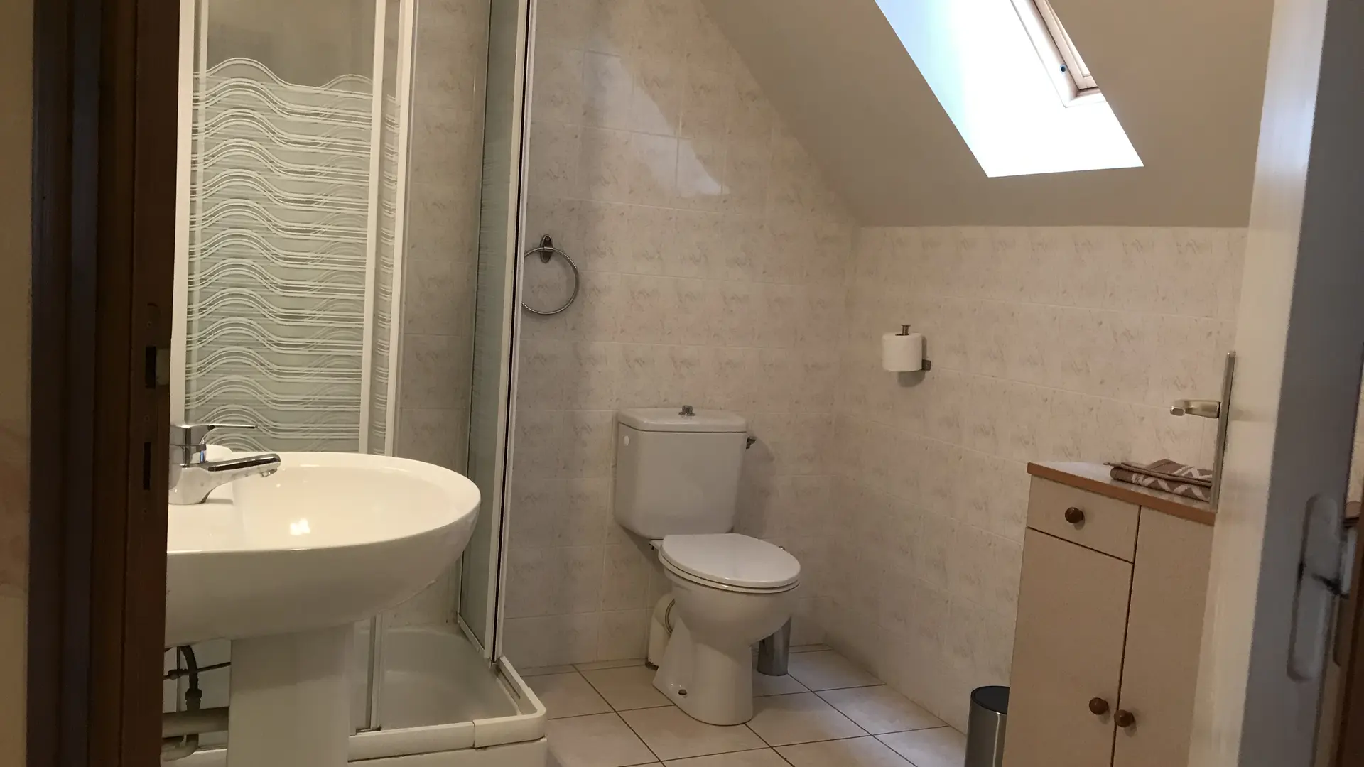 Salle d'eau et WC (chambre avec vélux)