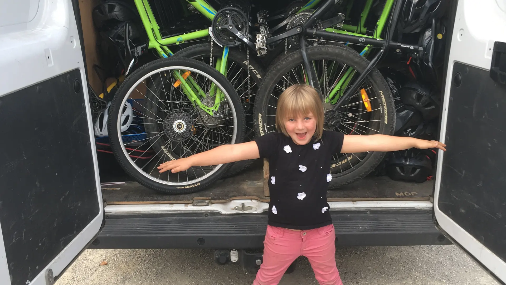 En charge du chargement, Amélie dit stop.