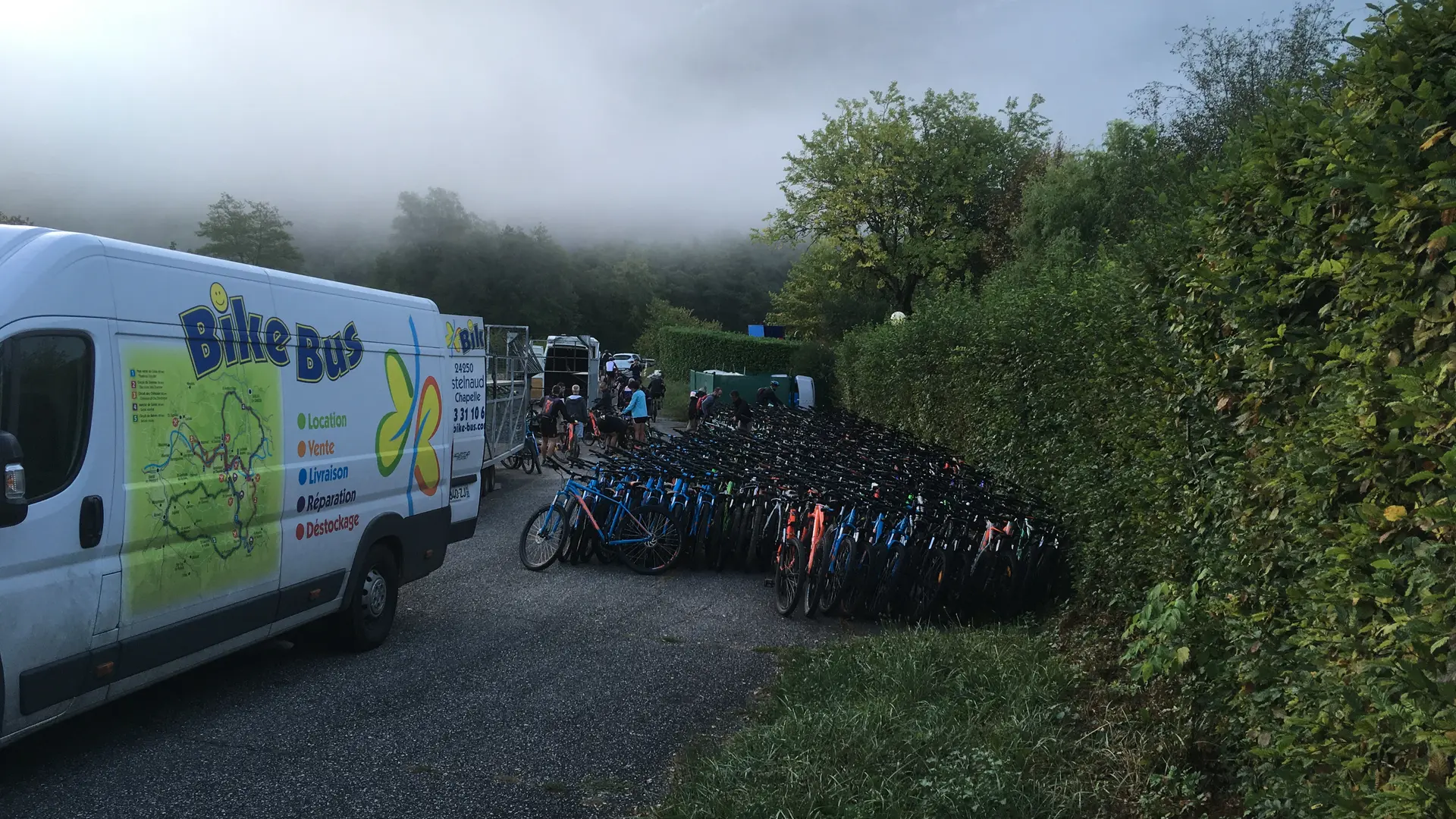 Débarquement groupe, très tôt le matin, l'autre côté de la France