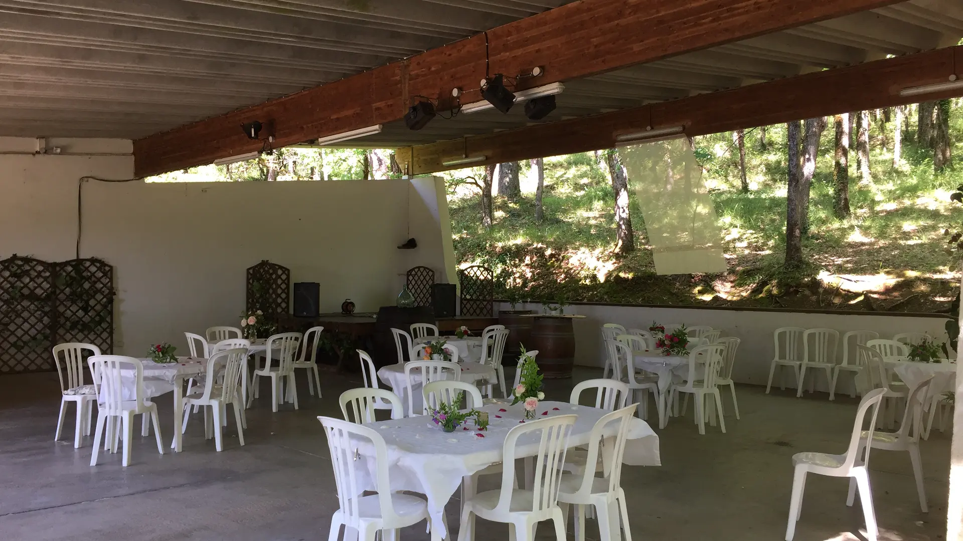 Salle de regroupement / réunion / repas en extérieur