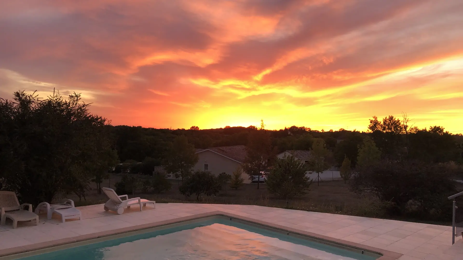 Coucher de soleil sur piscine
