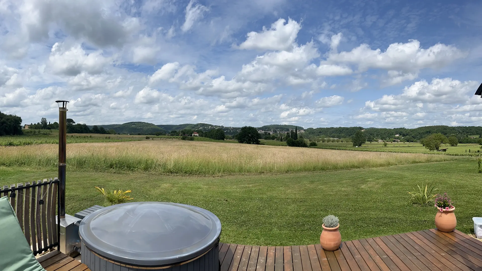 VUE SUR LA CAMPAGNE ET SUR LE VILLAGE