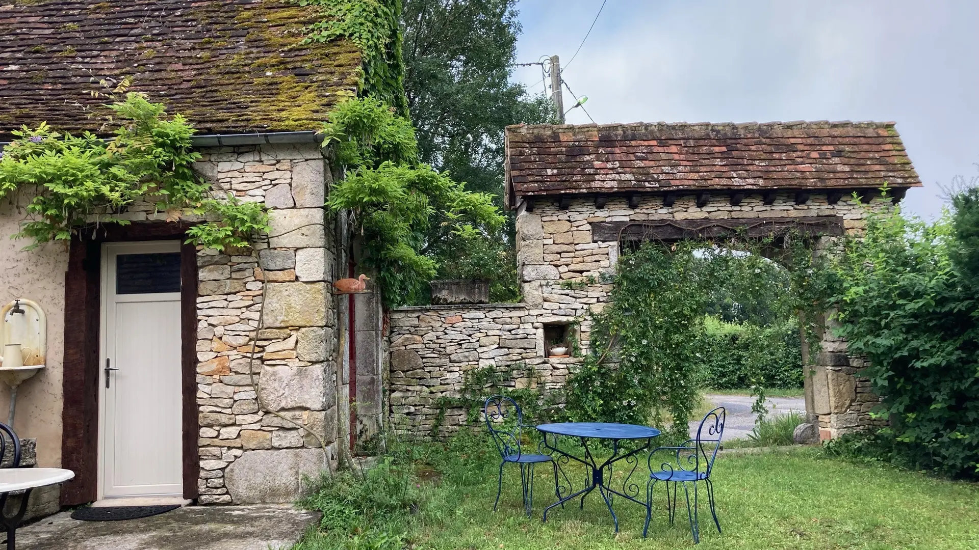 Le gîte côté cour et chapelle