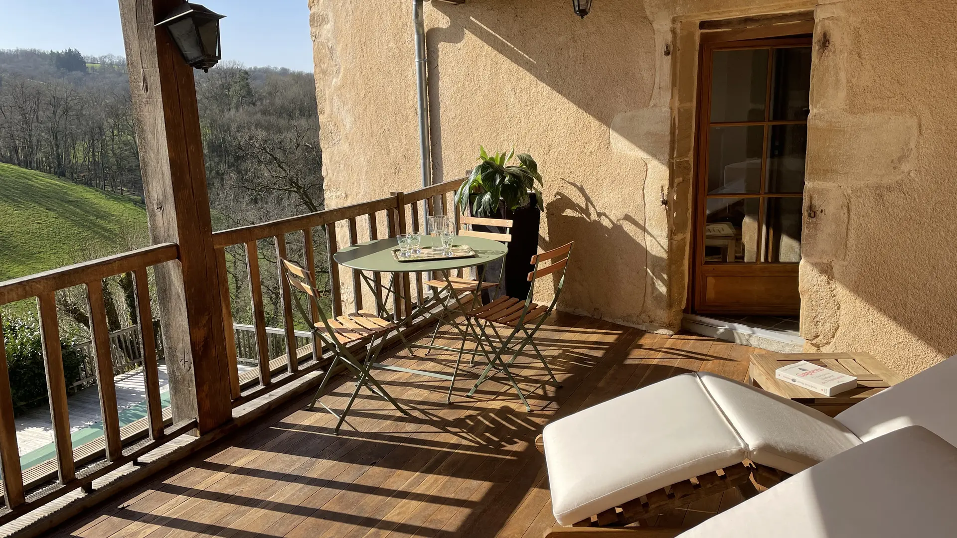 Terrasse privative avec vue sur la piscine et la campagne