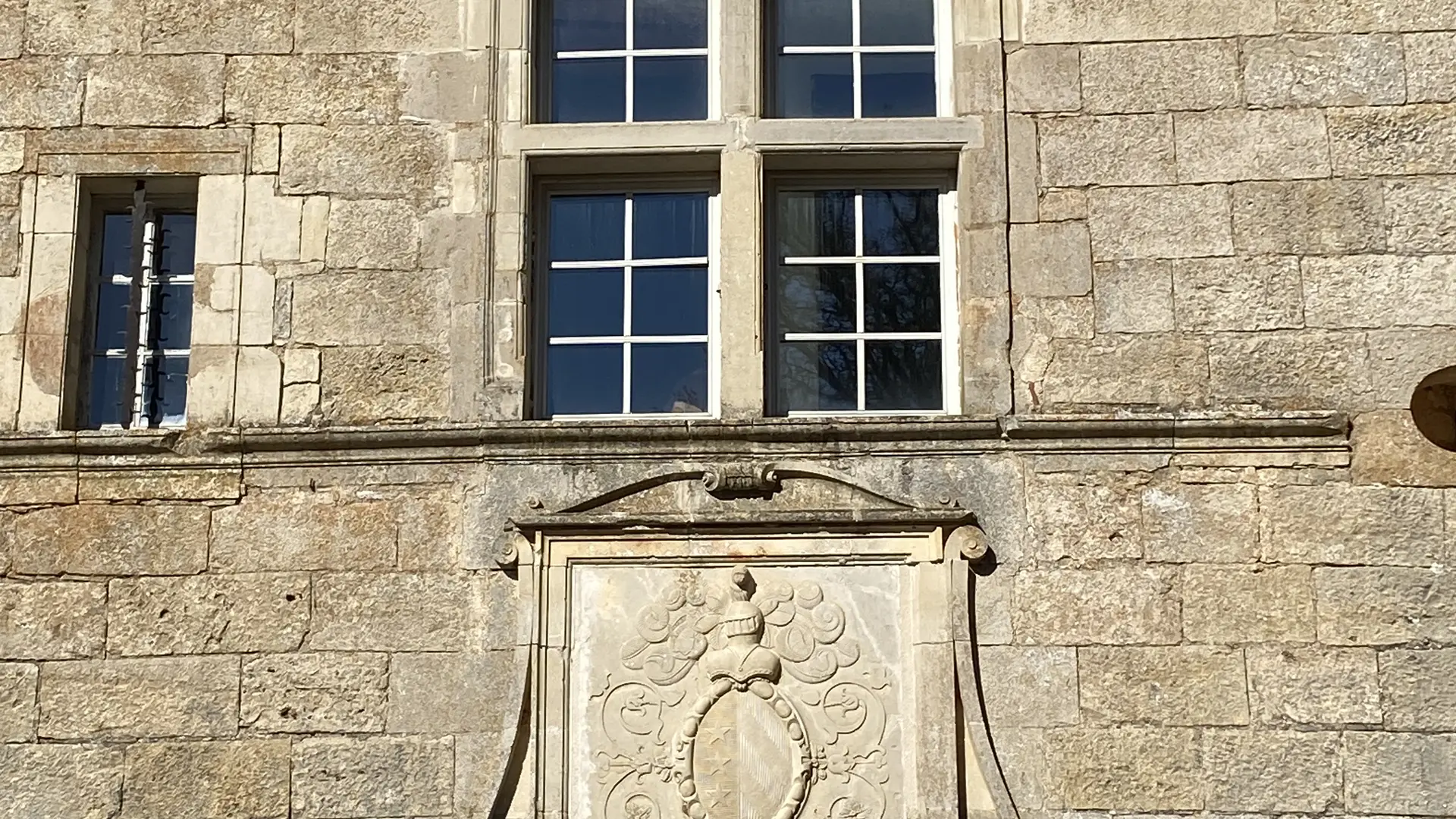 entrée principale avec blason de la famille de gourdon et ancien pont-levis