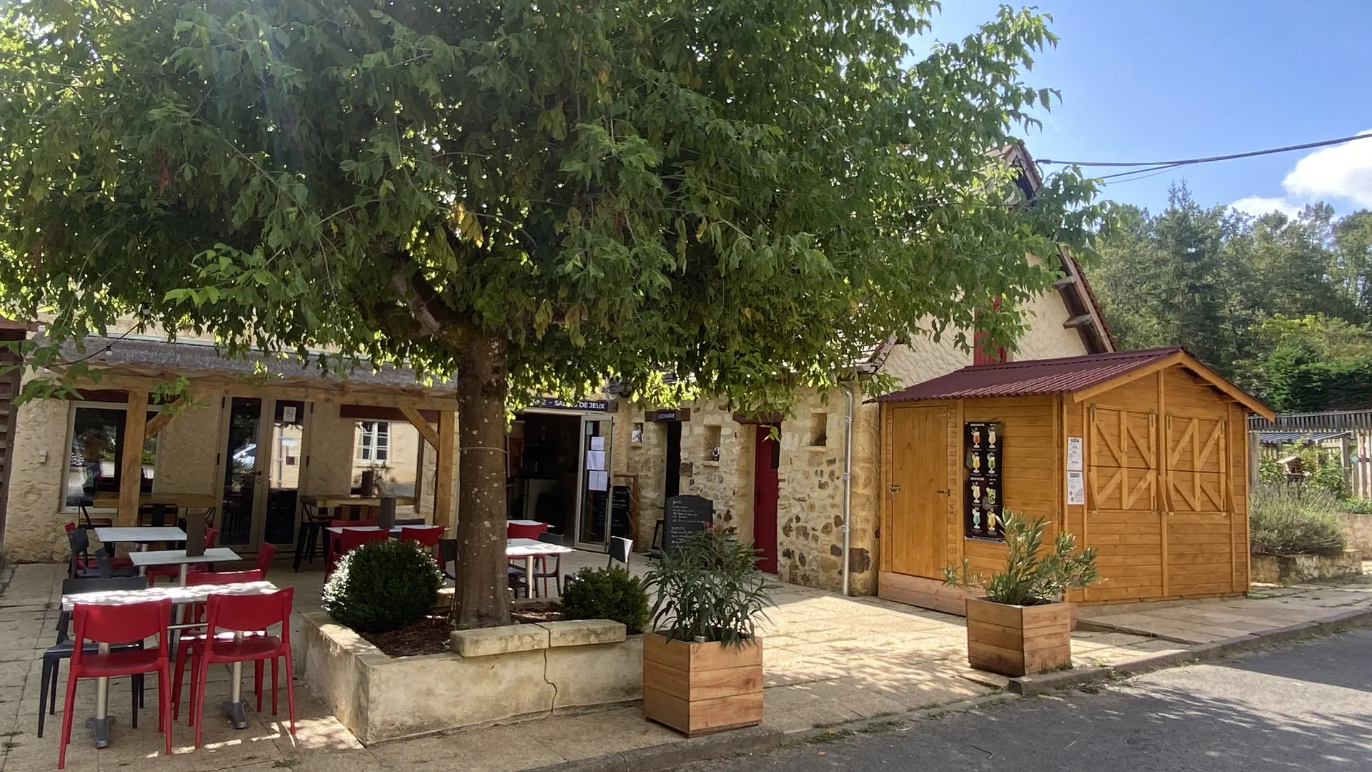 Les Pialades terrasse bar et restauration