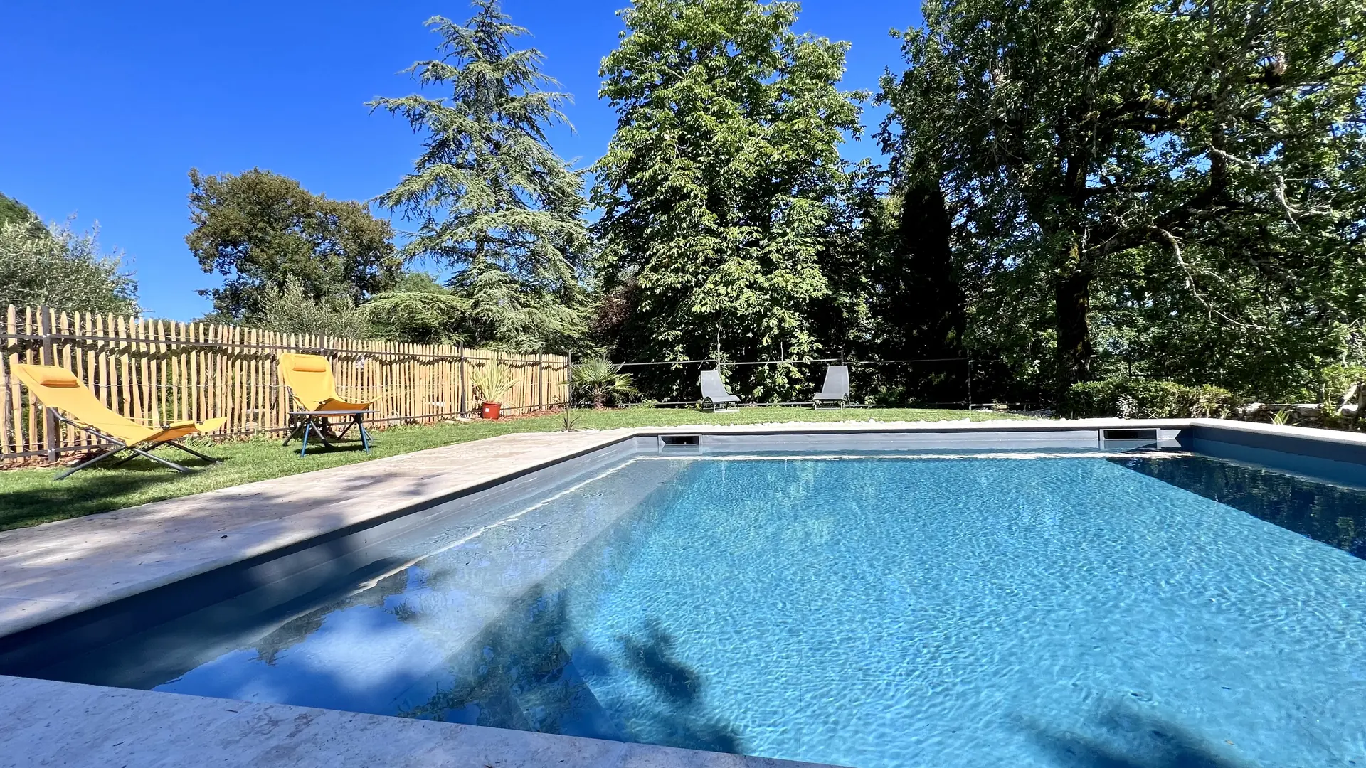 Piscine Chauffée et clôturée - Gîte de l'Etude