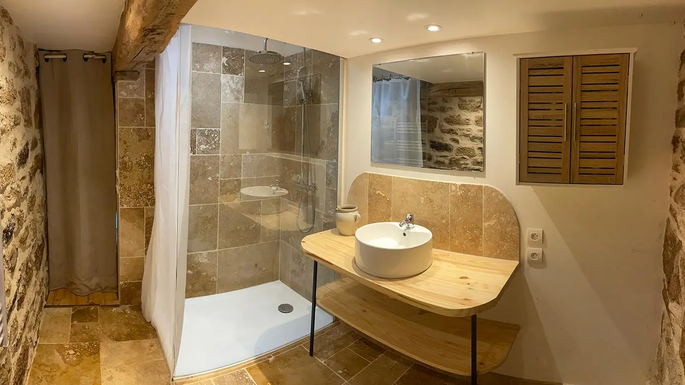 La salle de bains avec douche à l'italienne.