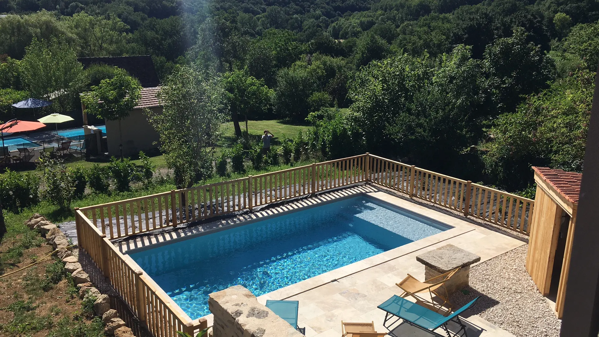 vue piscine et vallée du Lot depuis la maison