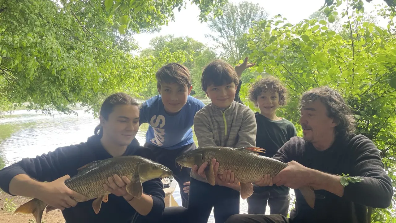 Les barbeaux sont nombreux et font le bonheur des pêche en famille.