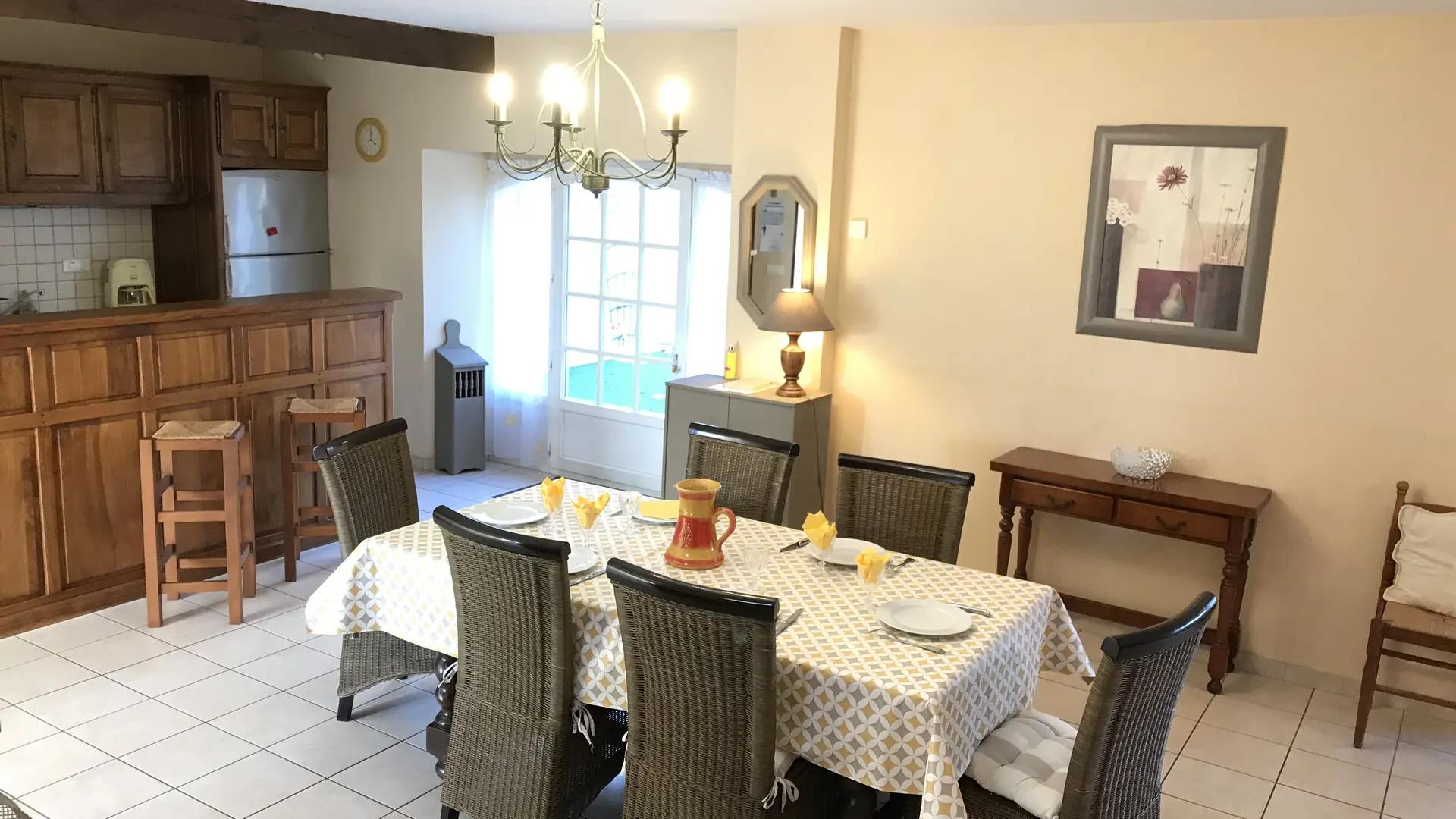 salle à manger avec table et rallonge