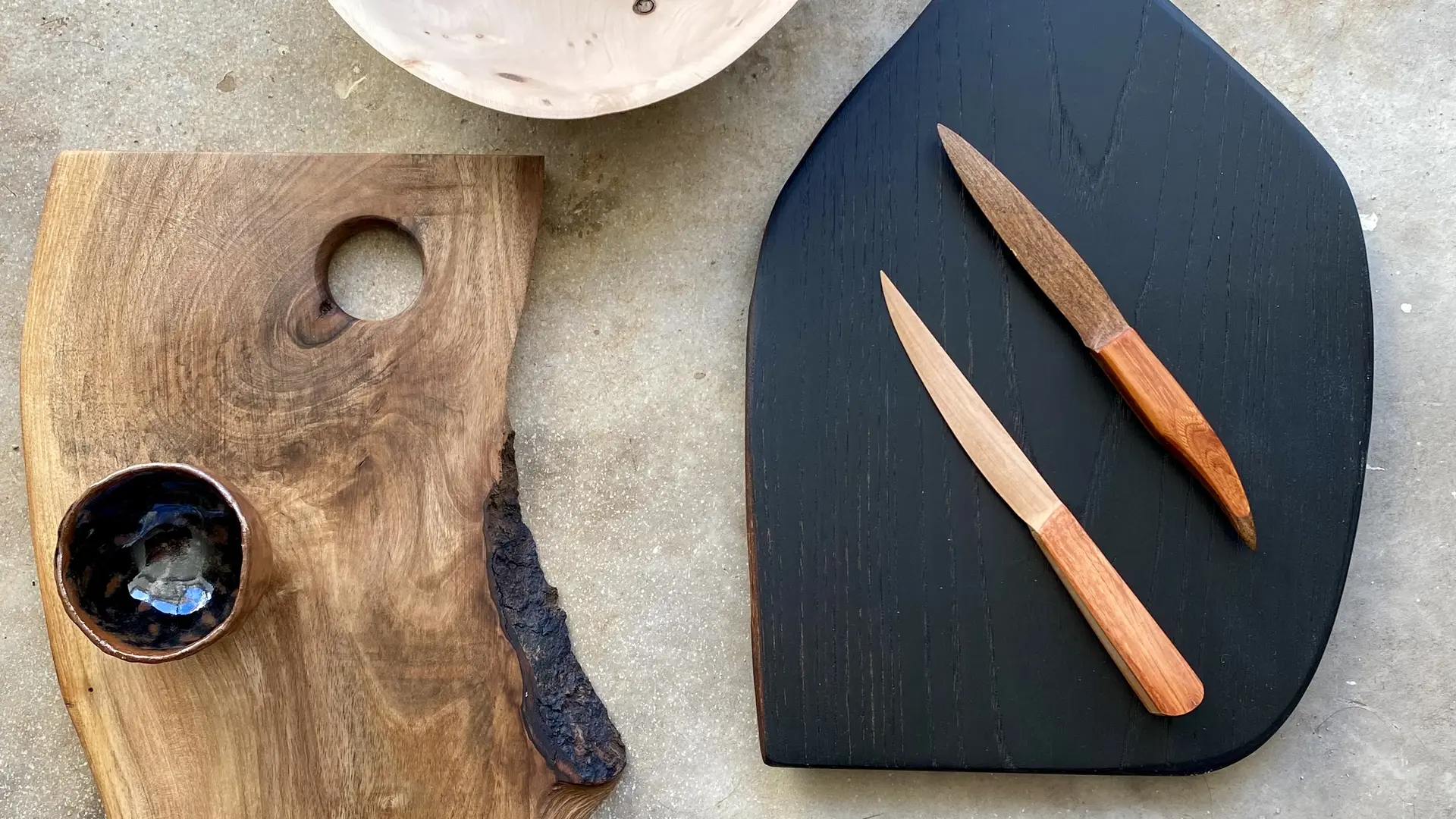 Planche en chaitaignier ébonisé (noir) et noyer, bol en érable de Montpellier