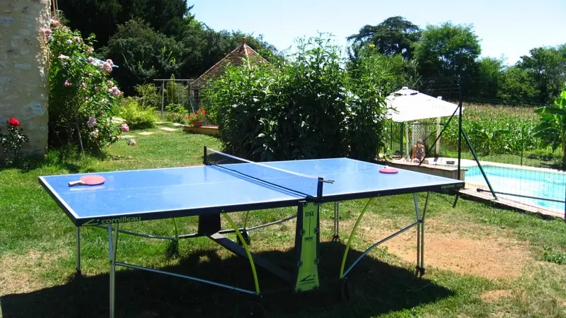 Ping-pong, pétanque, panneau basket et ...cible de fléchettes !