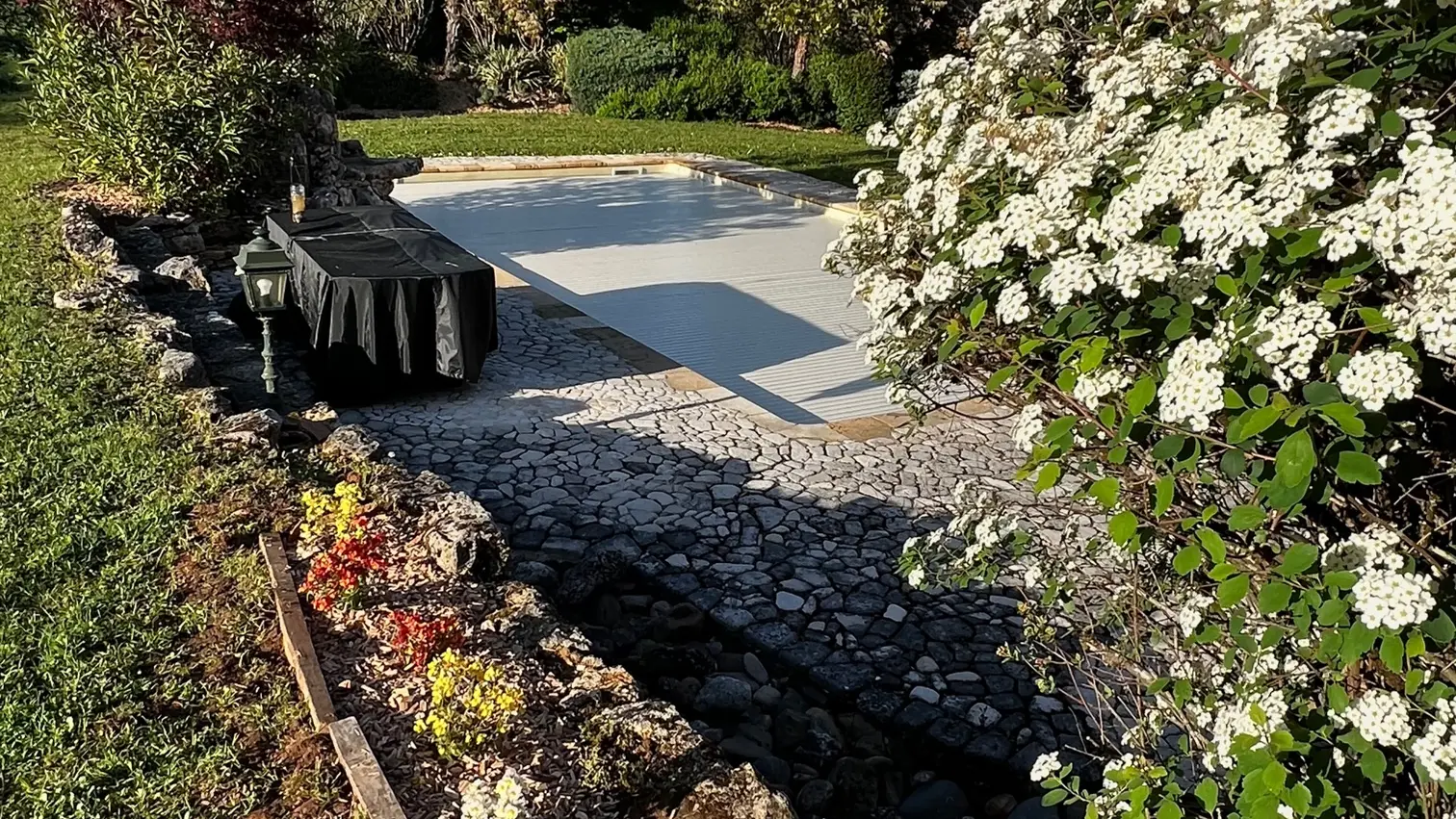 JARDIN paysagé autour de la piscine