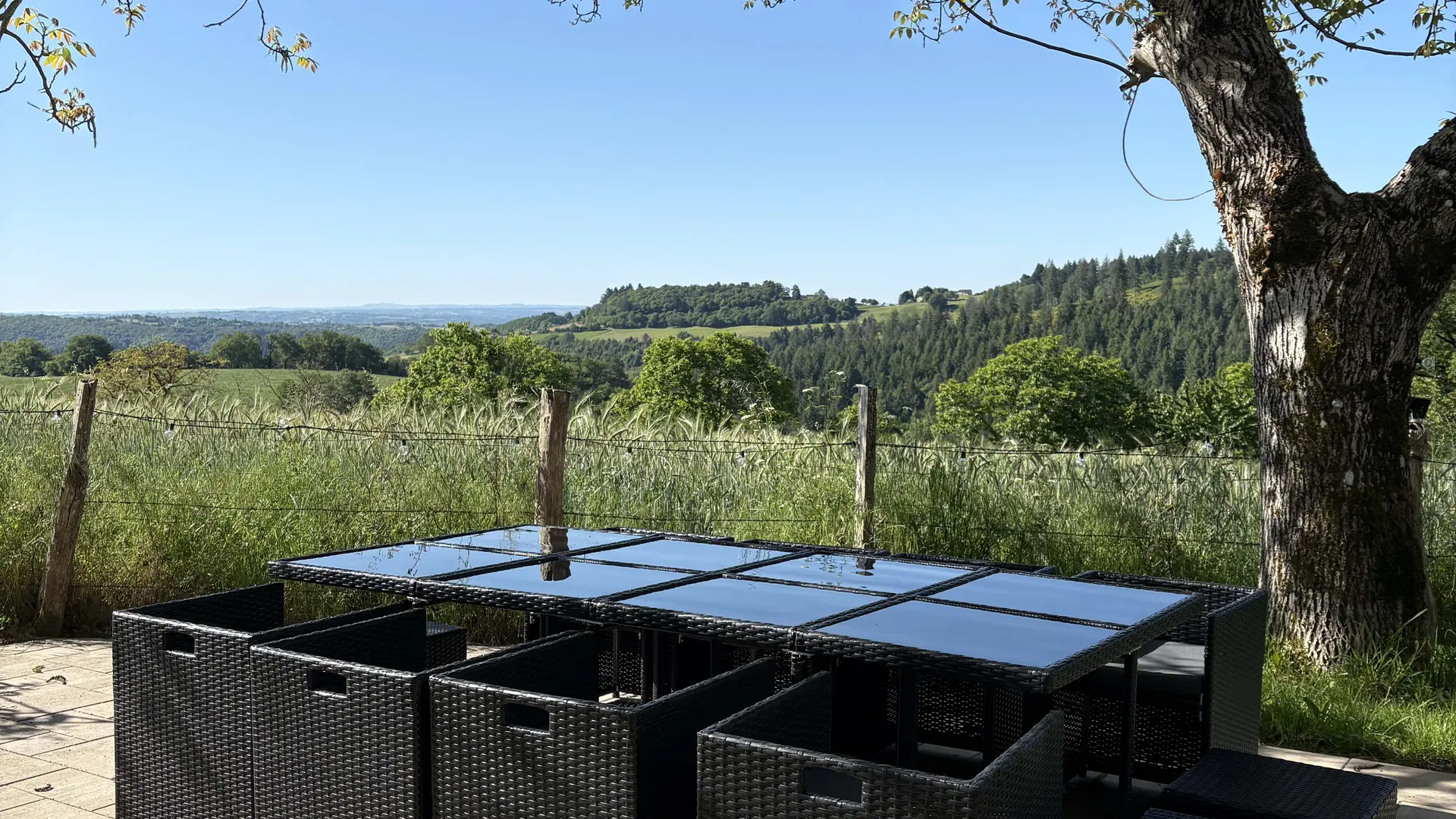 Terrasse avec salon de jardin et barbecue