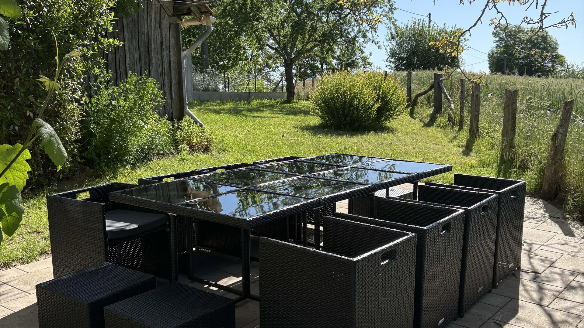 Terrasse avec salon de jardin et barbecue