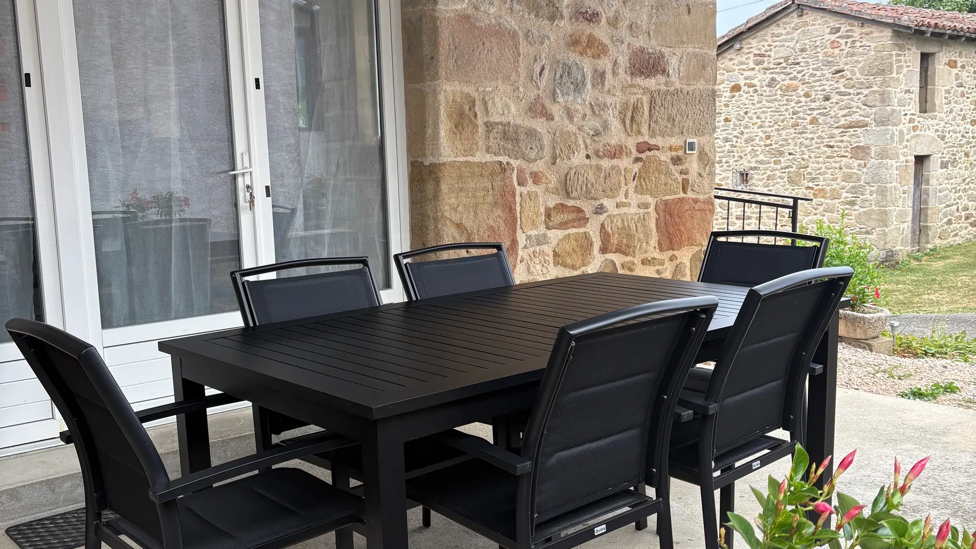 terrasse avec table, chaises et barbecue