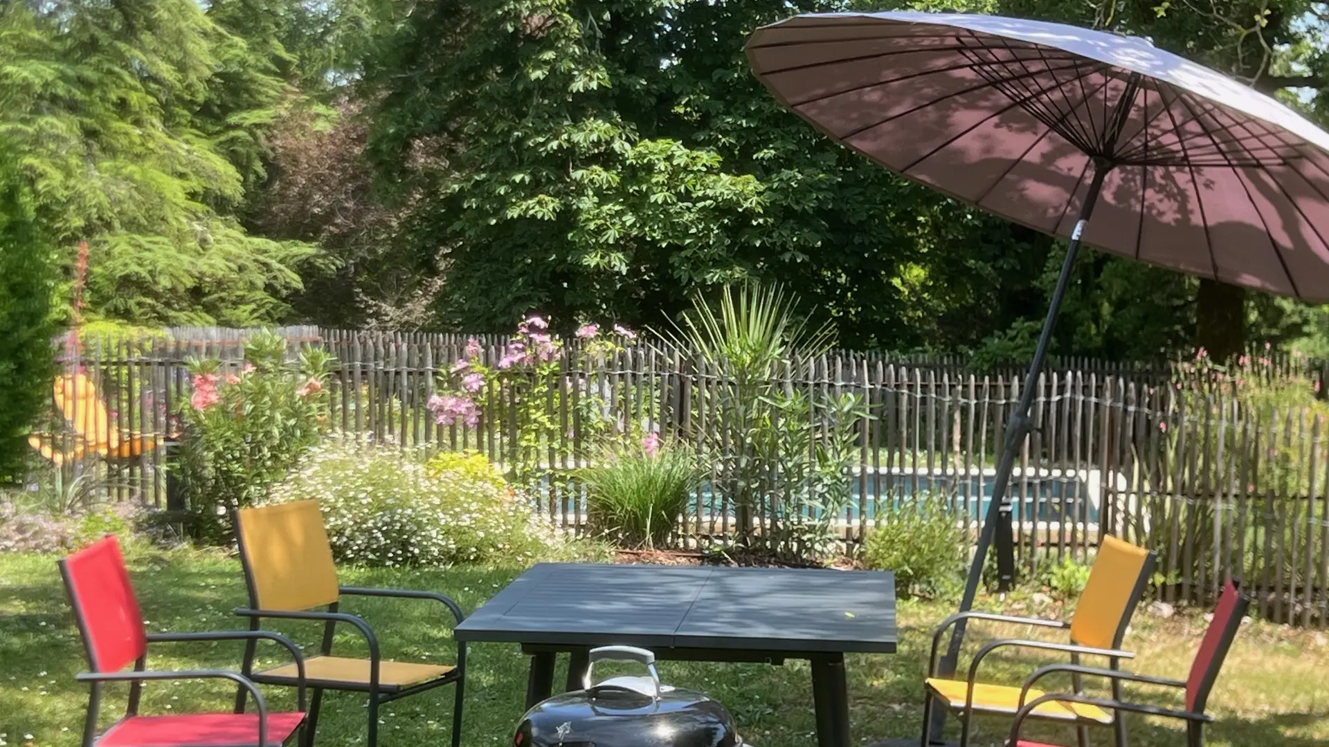 Coin repas extérieur Gîte de l'Etude