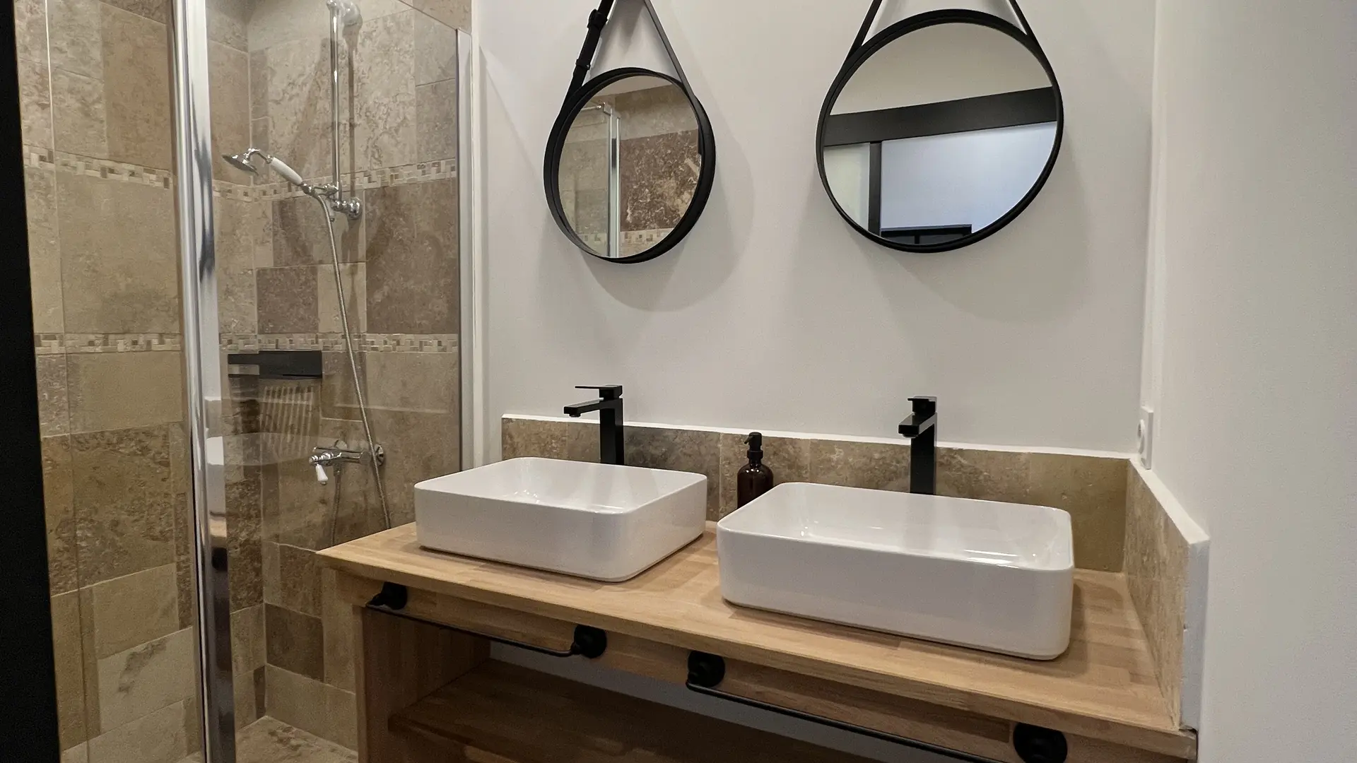 Appartement 4 AYNAC salle d'eau