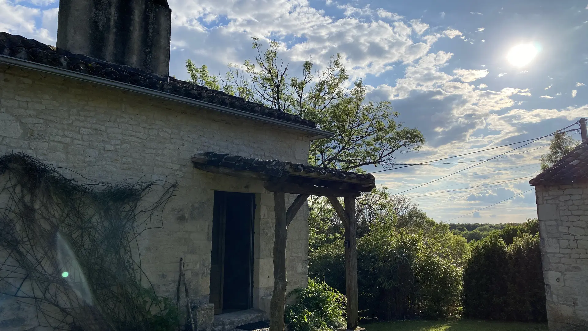 Facade du gite et jardin