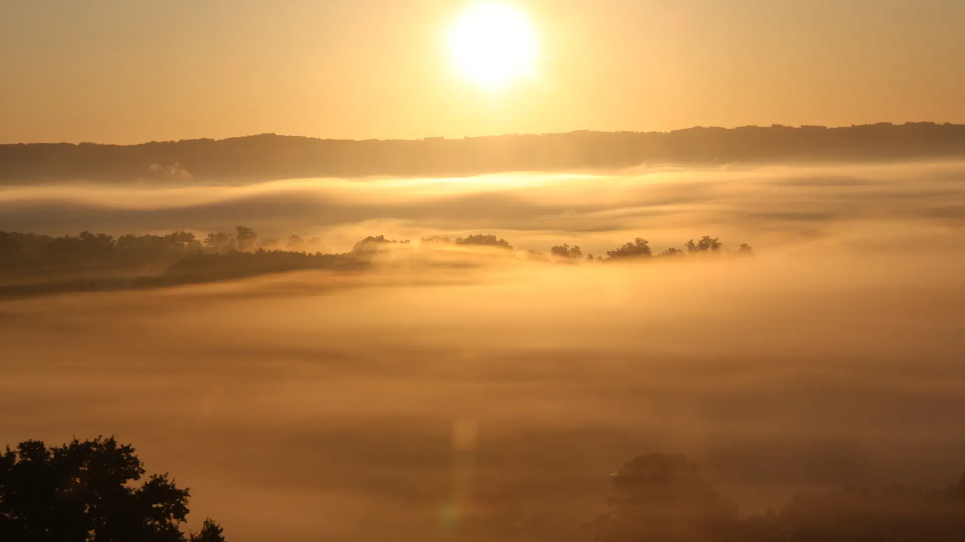 levée de soleil au dessus des nuages sur la vallée