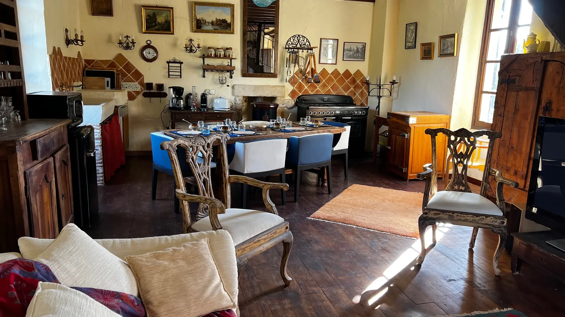 Dans la maison principale, au RdC,salon, salle à manger et cuisine américaine