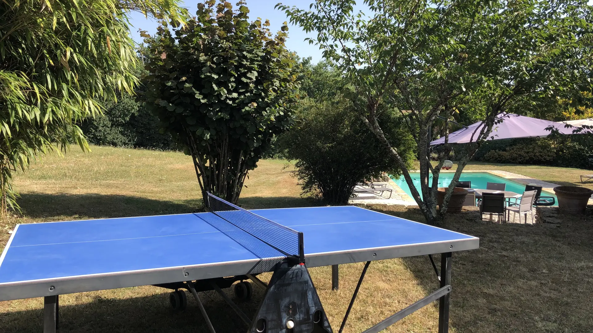 TABLE DE PING PONG près de LA PISCINE