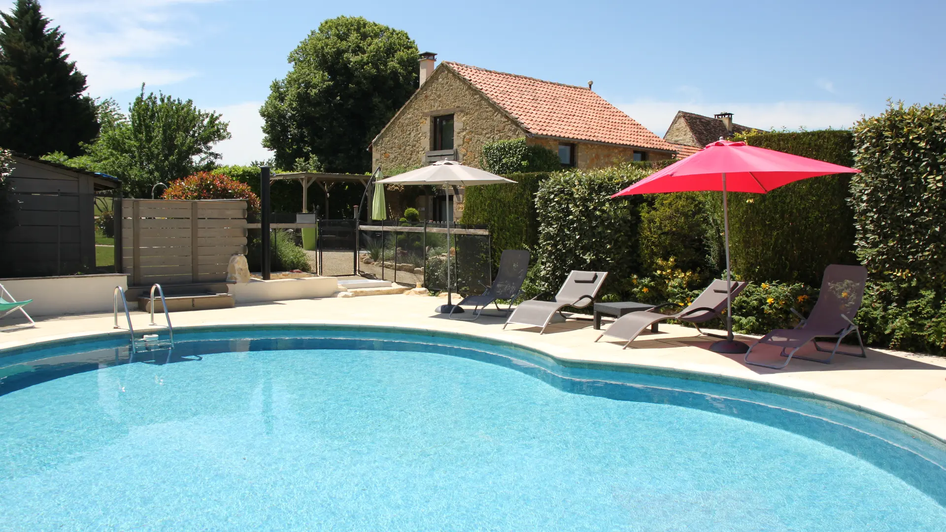 Le gite la prairie et sa piscine privée.