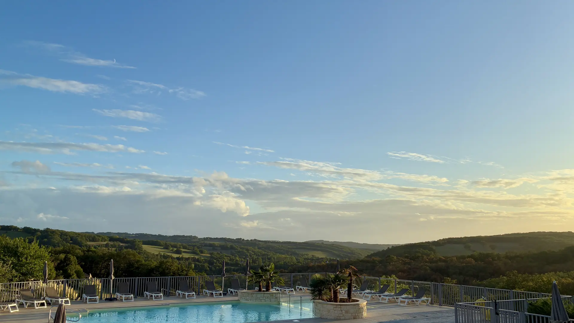 Piscine vue vallée panoramique