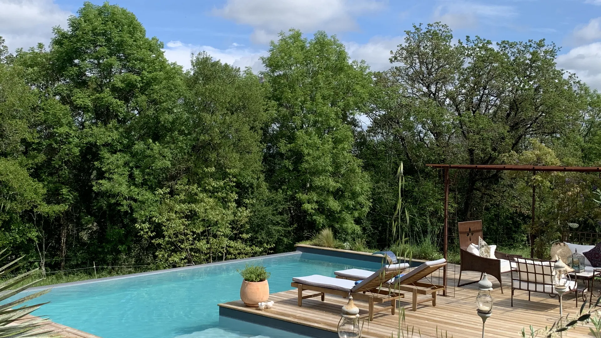 Notre piscine à débordement et sa terrasse à votre disposition