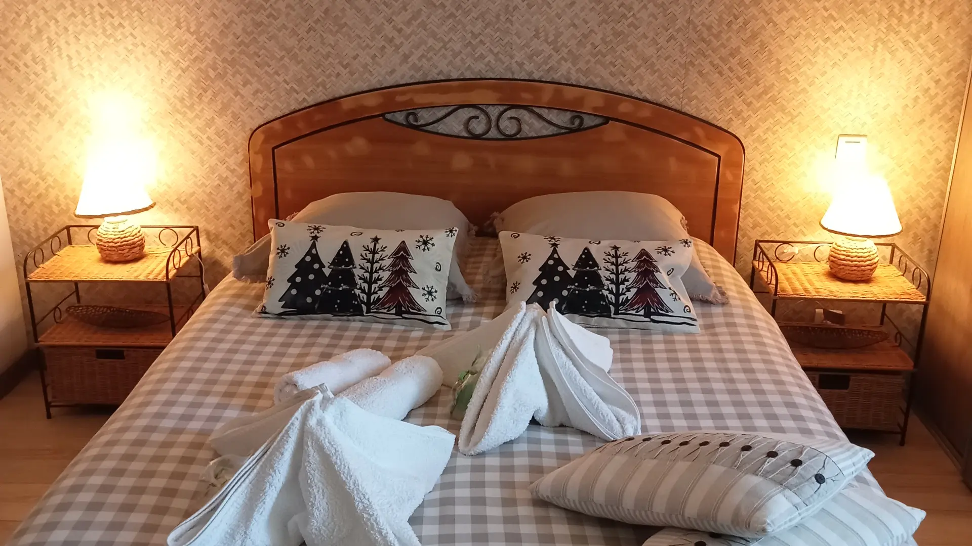 Lit à coucher avec table chevet