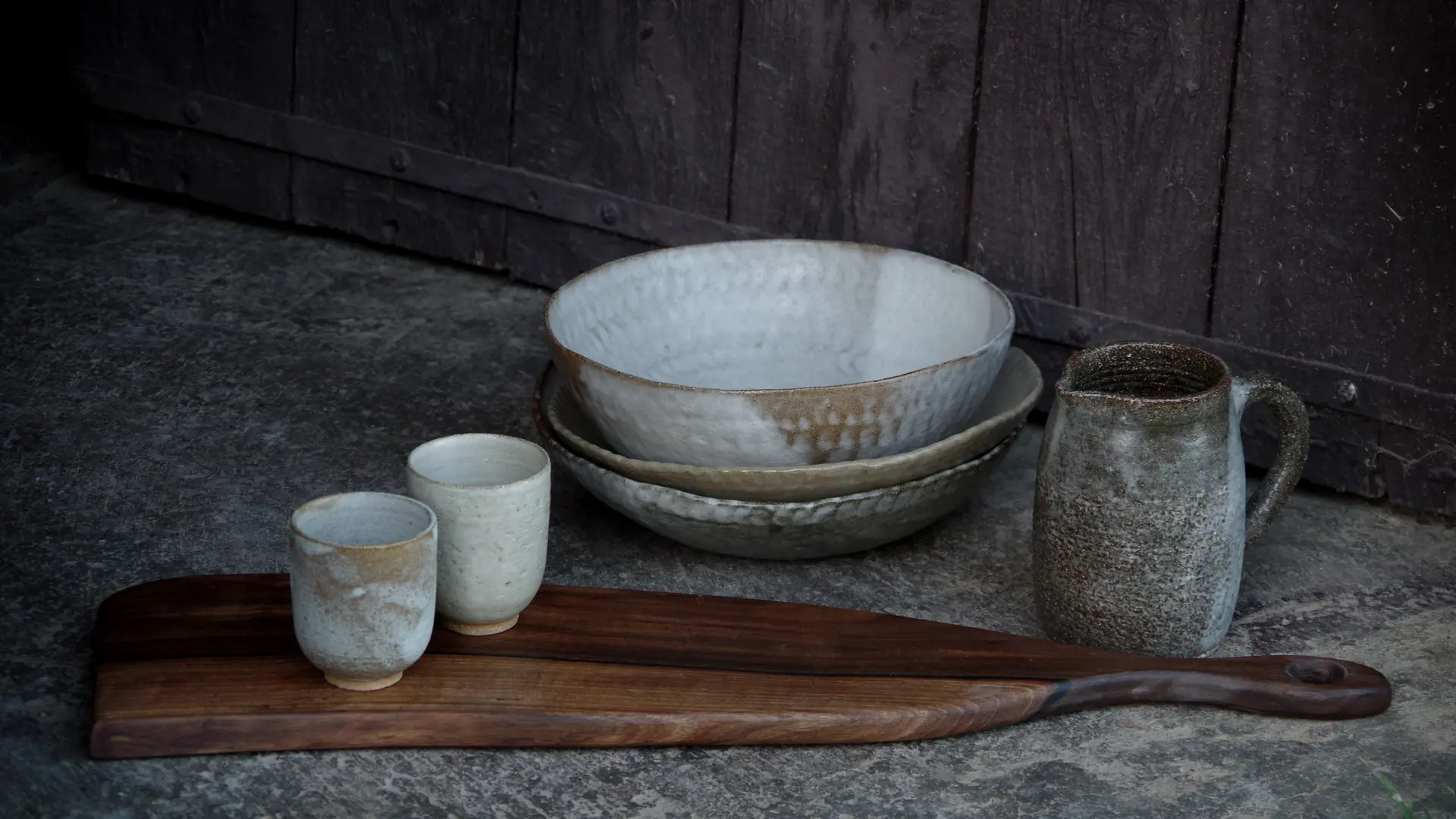 Planche en noyer avec céramiques Laure Raffy a la boutique Maison Causse