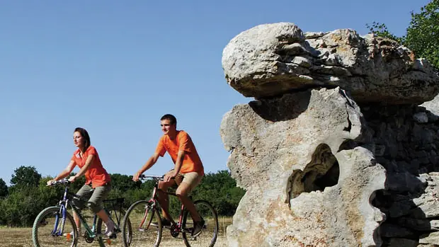 Issendolus :  Dolmen de la Pierre Levée