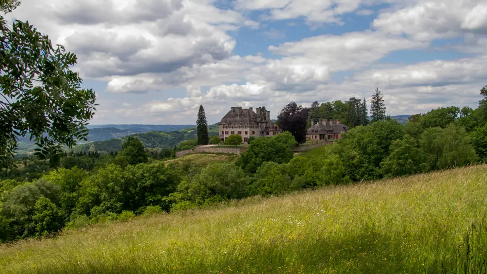 Vue de loin château du Doux